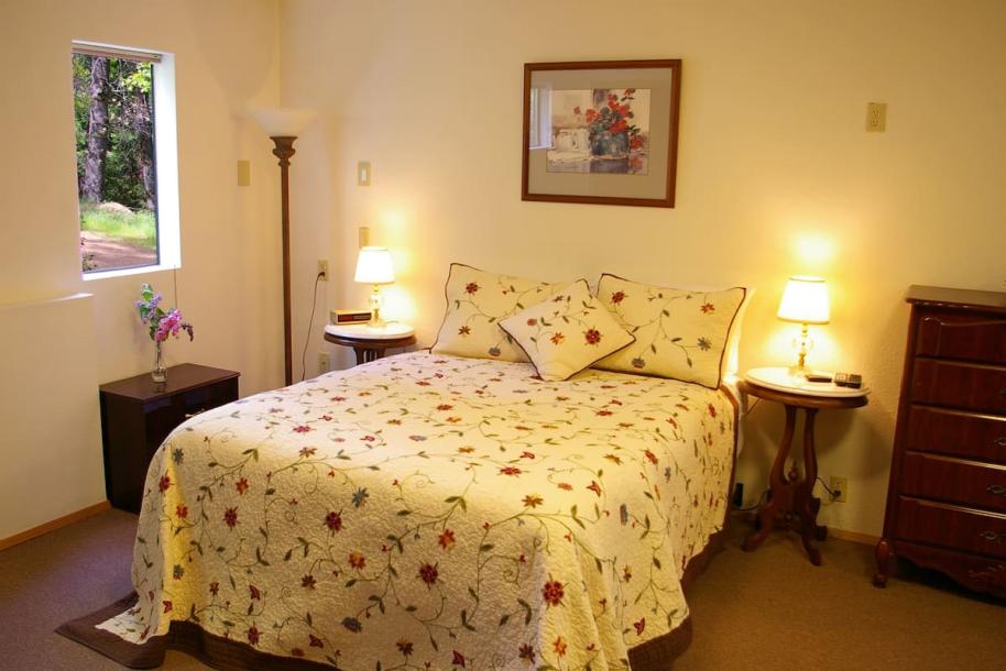 Entire rental unit in Weed, California 2 guests1 bedroom1 bed1 bath-9