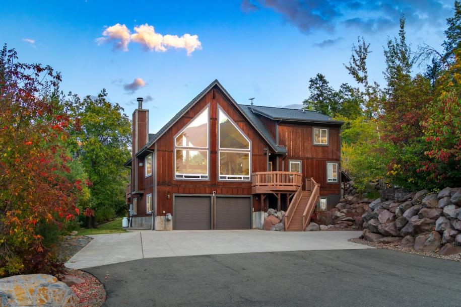 Entire home in Mount Shasta, California 8 guests4 bedrooms4 beds3.5 baths-18