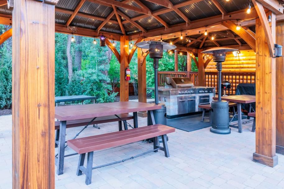 Entire cabin in Big Bear, California 12 guests8 bedrooms16 beds6.5 baths-2