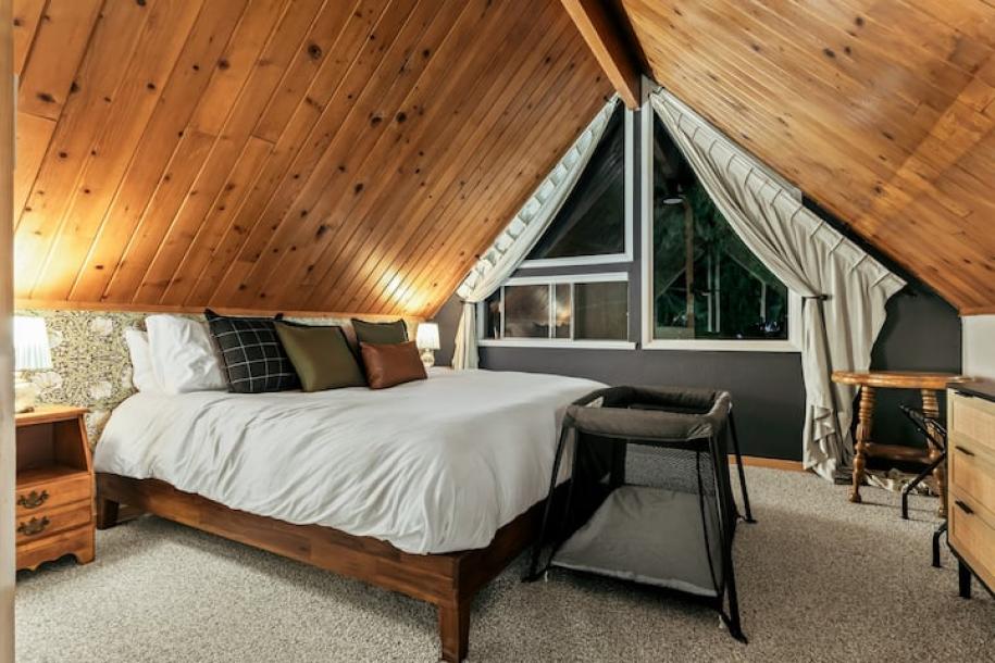 Entire cabin in Oakhurst, California 6 guests2 bedrooms4 beds1 bath-9