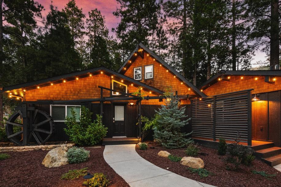 Entire cabin in Idyllwild-Pine Cove, California 5 guests2 bedrooms3 beds1 bath-1