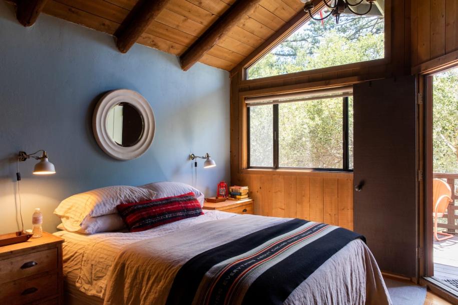 Entire cabin in Crestline, California 6 guests3 bedrooms4 beds3 baths-12