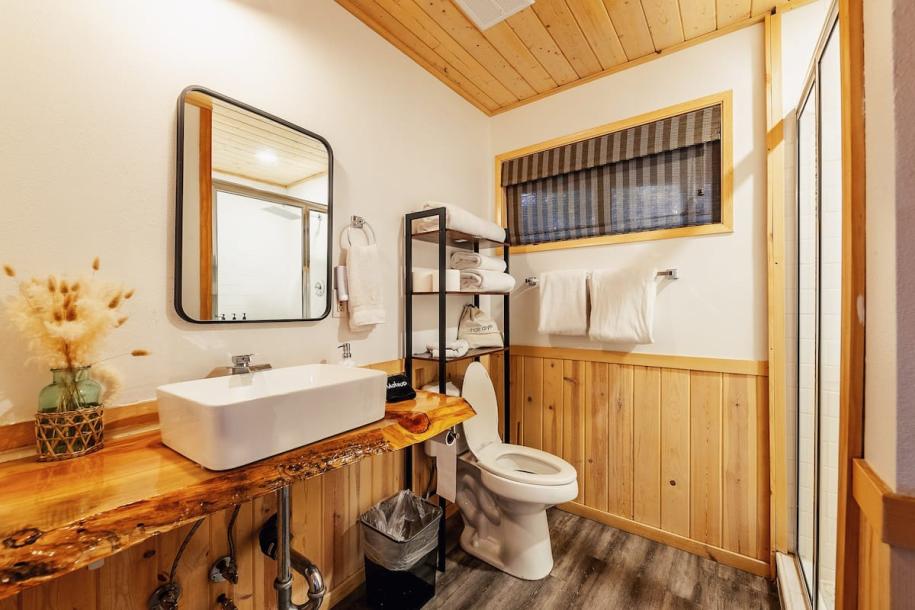Entire cabin in Big Bear, California 6 guests2 bedrooms4 beds2 baths-7
