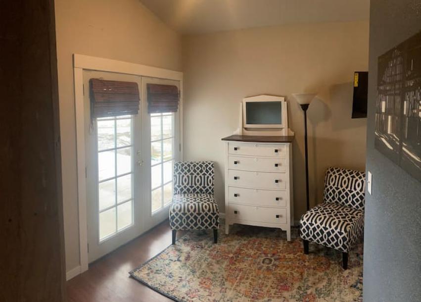 Entire guesthouse in Alturas, California 2 guests1 bedroom1 bath-8