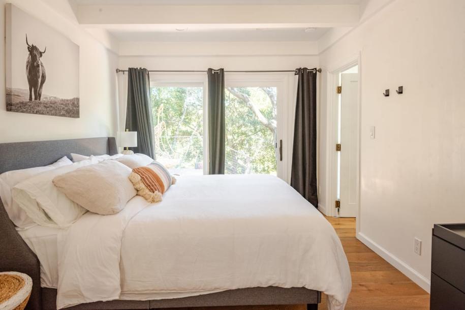 Entire guesthouse in Woodside, California 4 guests2 bedrooms2 beds1 bath-3