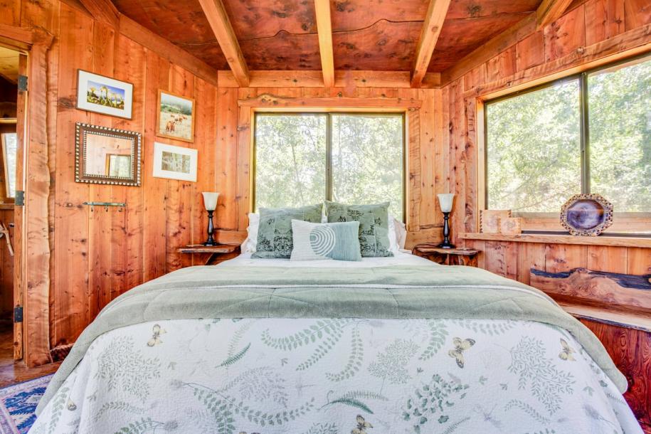 Treehouse in Bodega Bay, California 2 guests1 bedroom1 bed1 bath-18
