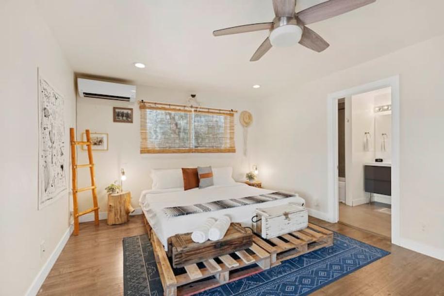 Entire home in Joshua Tree, California 6 guests3 bedrooms5 beds2 baths-14