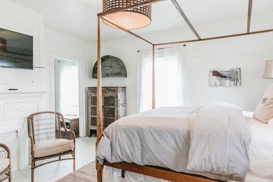 Farm stay in Ferndale, California 10 guests4 bedrooms6 beds1.5 baths-11