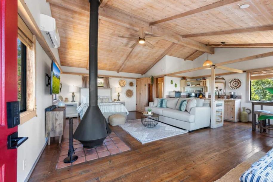 Entire guesthouse in Fallbrook, California 4 guestsStudio2 beds1 bath-11