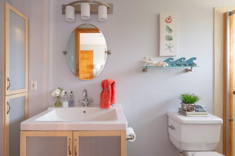 Room in Pismo Beach, California 1 king bedPrivate attached bathroom-8