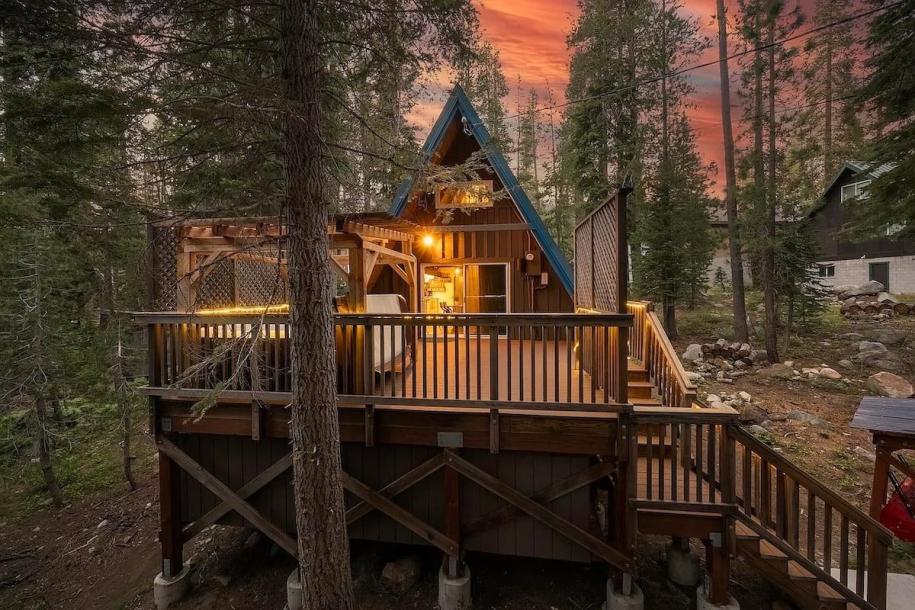 Entire cabin in Truckee, California 5 guests2 bedrooms2 beds1 bath-13
