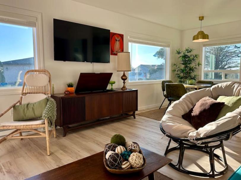 Entire home in Crescent City, California 4 guests2 bedrooms2 beds1 bath-11