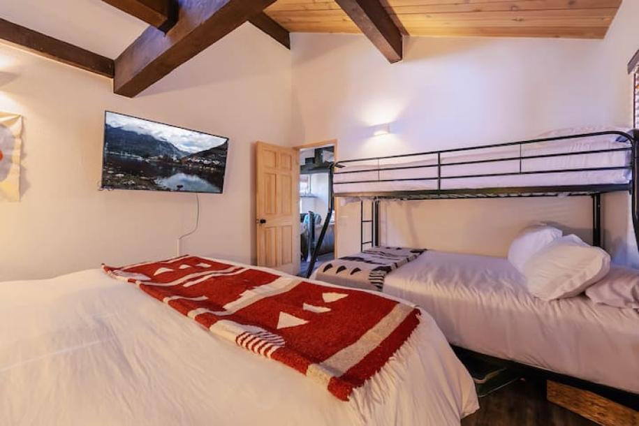 Entire cabin in Big Bear, California 6 guests2 bedrooms4 beds2 baths-11