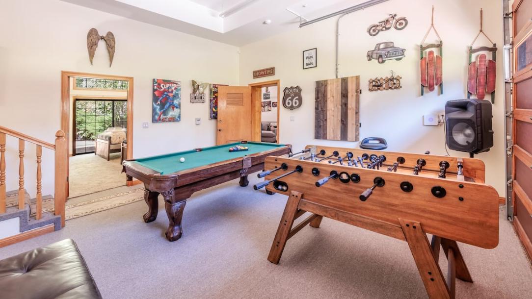 Entire cabin in Big Bear, California 12 guests8 bedrooms16 beds6.5 baths-1