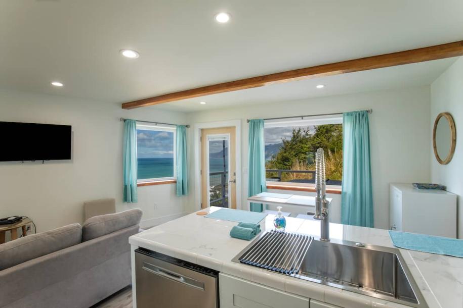 Entire condo in Whitethorn, California 4 guests1 bedroom3 beds1 bath-16