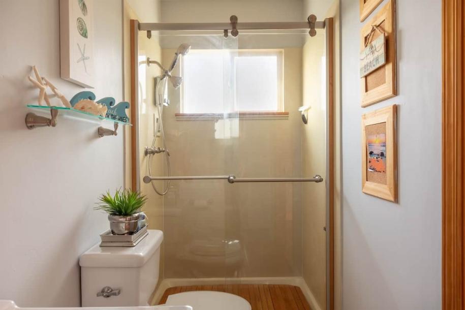 Room in Pismo Beach, California 1 king bedPrivate attached bathroom-6