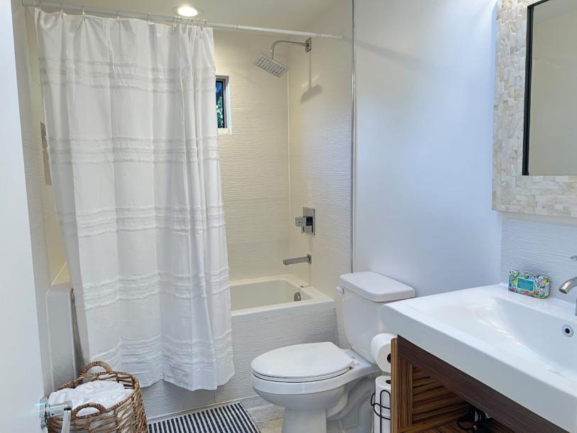 Entire guesthouse in Woodside, California 4 guests2 bedrooms2 beds1 bath-8