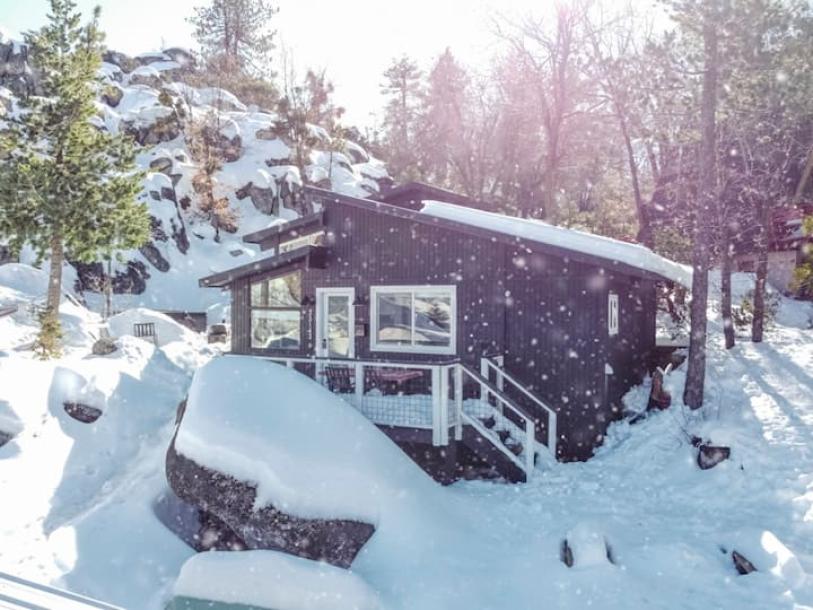 Entire cabin in Arrowbear Lake, California 4 guests1 bedroom2 beds1 bath-14
