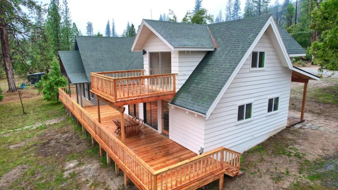 Entire cabin in Oakhurst, California 9 guests2 bedrooms6 beds2 baths-0