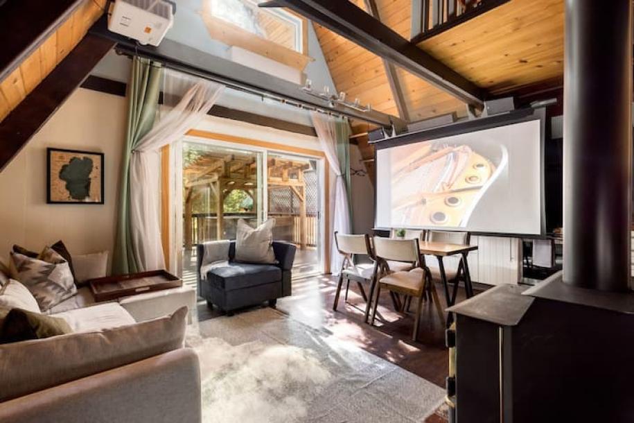 Entire cabin in Truckee, California 5 guests2 bedrooms2 beds1 bath-11