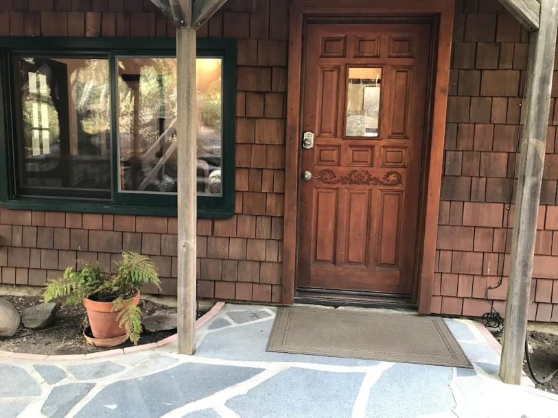 Entire cabin in Three Rivers, California 6 guests2 bedrooms3 beds1 bath-7