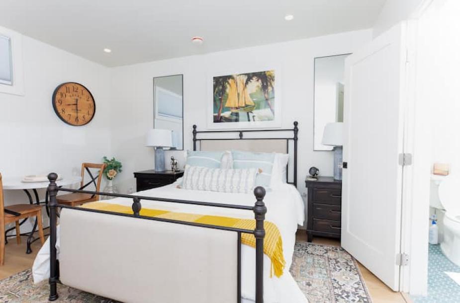 Entire guesthouse in Santa Barbara, California 2 guests1 bedroom1 bed1 bath-5