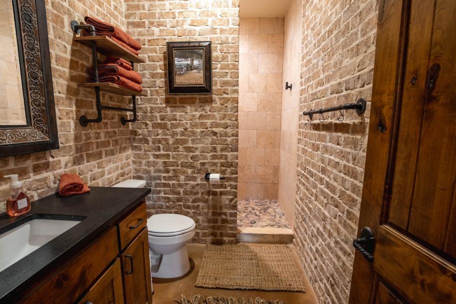 Entire villa in Whitesboro, Texas 4 guests2 bedrooms2 beds1 bath-6