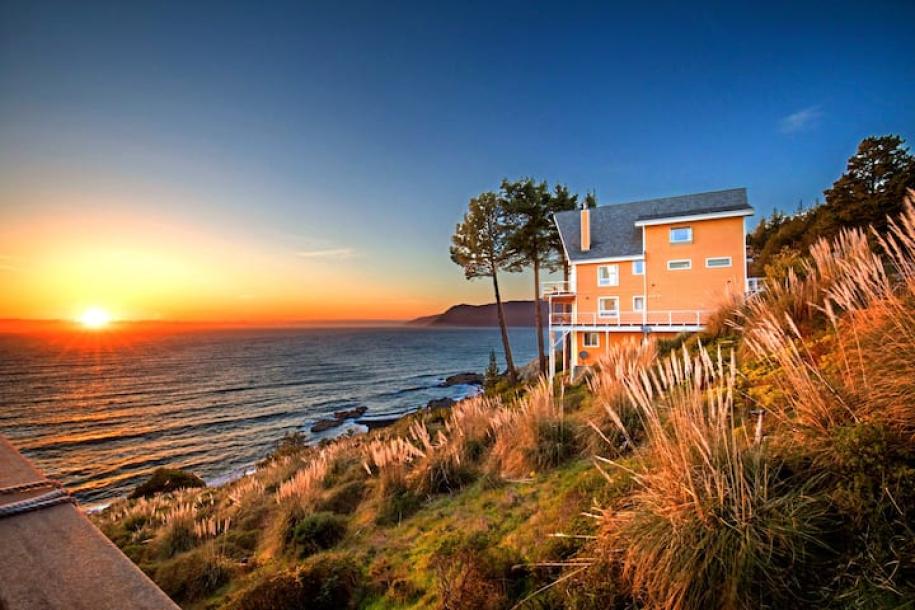 Entire condo in Whitethorn, California 4 guests1 bedroom3 beds1 bath-18