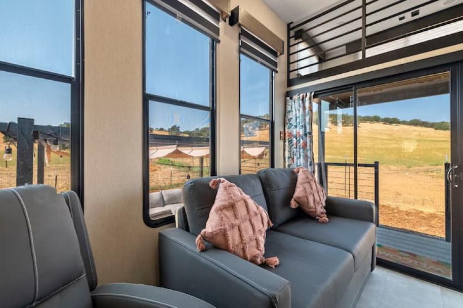 Camper/RV in Jamestown, California 4 guests1 bedroom2 beds1 bath-15