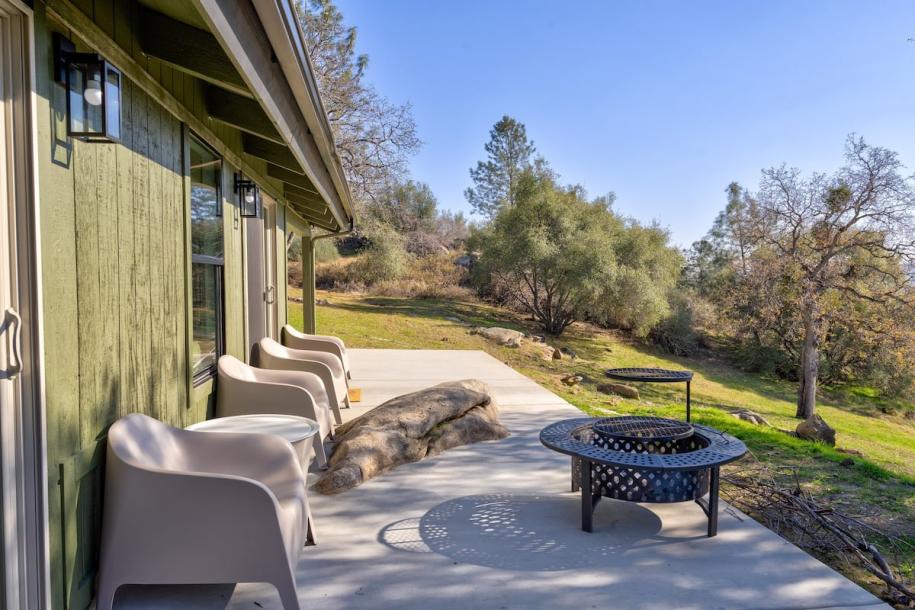 Entire home in Coarsegold, California 6 guests3 bedrooms4 beds2 baths-4