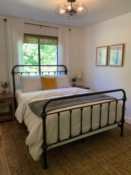 Entire home in Grass Valley, California 4 guests2 bedrooms2 beds2 baths-9