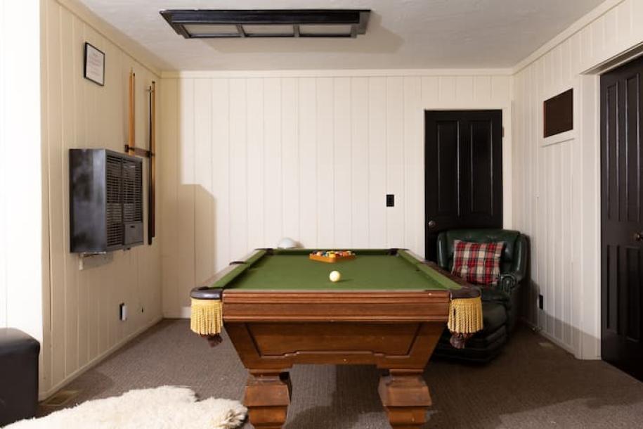 Entire cabin in Crestline, California 6 guests3 bedrooms4 beds3 baths-2