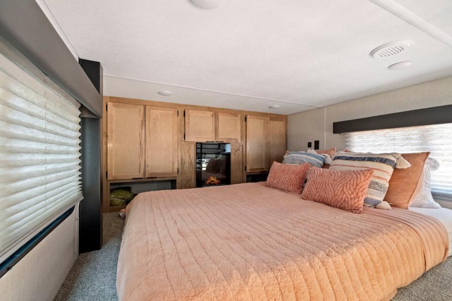 Camper/RV in Jamestown, California 4 guests1 bedroom2 beds1 bath-10