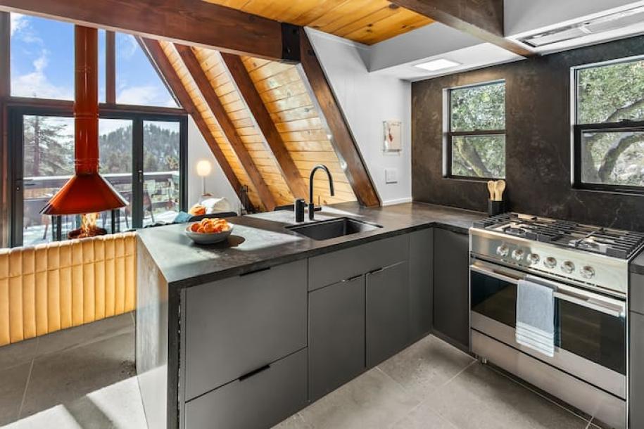 Entire cabin in Big Bear, California 5 guests2 bedrooms2 beds1 bath-5