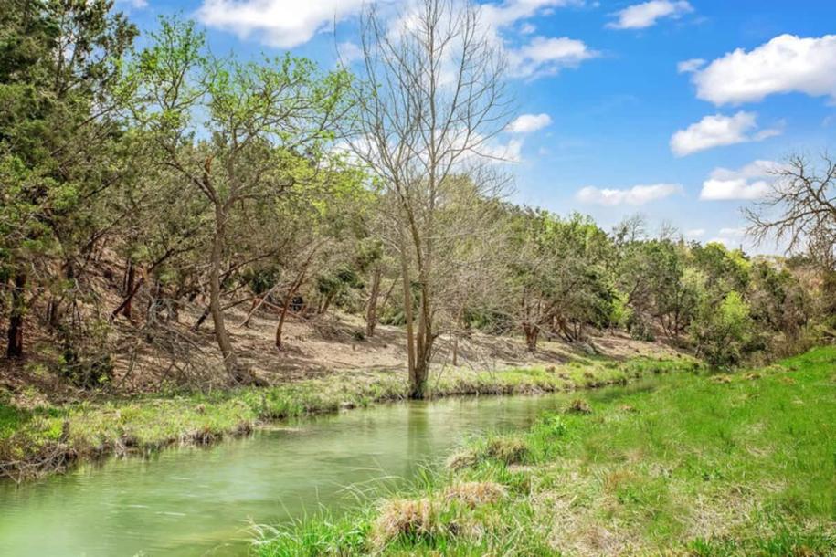 Entire cabin in Fredericksburg, Texas 2 guests1 bedroom1 bed1 bath-1