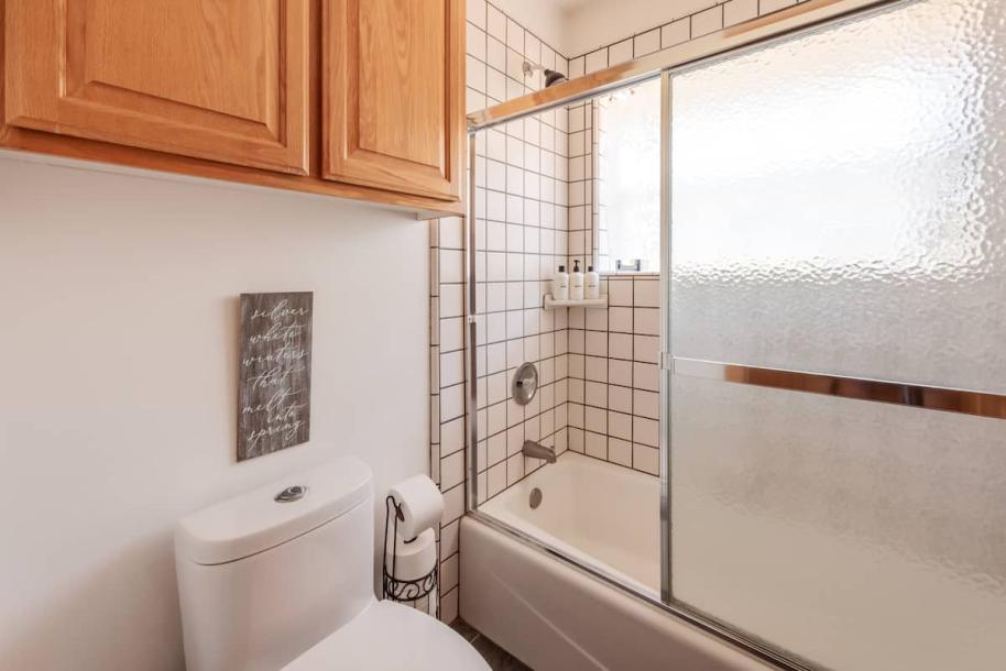 Entire cabin in Big Bear, California 12 guests8 bedrooms16 beds6.5 baths-7