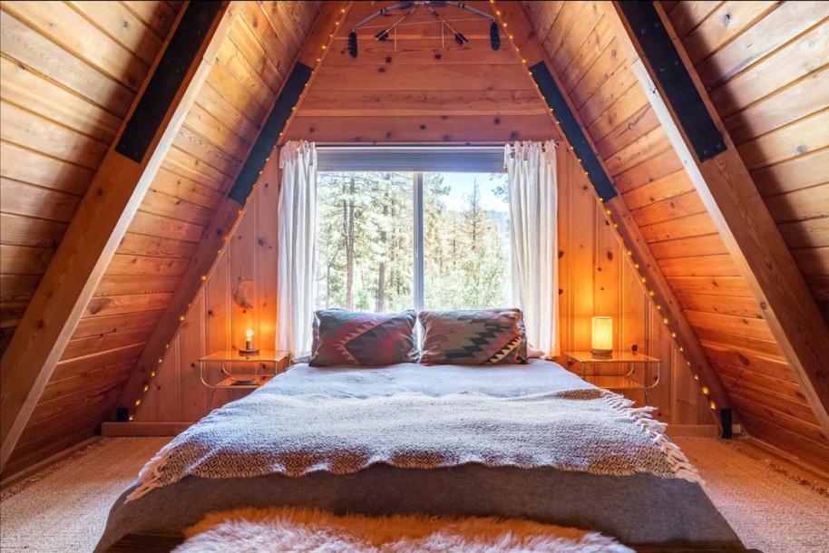 Entire cabin in Idyllwild-Pine Cove, California 7 guests3 bedrooms4 beds2 baths-10
