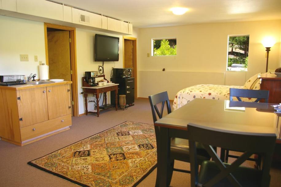 Entire rental unit in Weed, California 2 guests1 bedroom1 bed1 bath-6