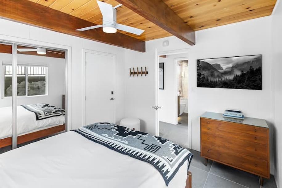 Entire cabin in Big Bear, California 5 guests2 bedrooms2 beds1 bath-7