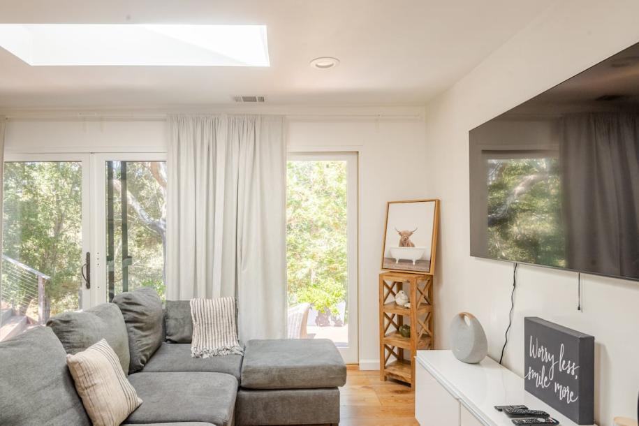Entire guesthouse in Woodside, California 4 guests2 bedrooms2 beds1 bath-16