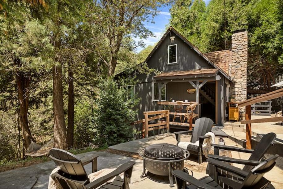 Entire cabin in Crestline, California 4 guests2 bedrooms2 beds1 bath-0