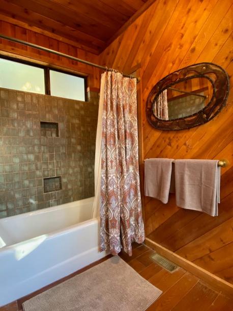 Entire cabin in Crestline, California 6 guests3 bedrooms4 beds3 baths-8