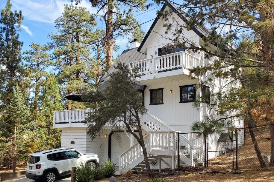 Entire cabin in Big Bear, California 4 guests1 bedroom1 bed2 baths-4