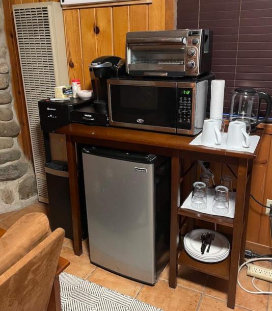 Entire guesthouse in Three Rivers, California 2 guests1 bedroom1 bed1 bath-8