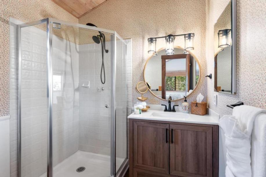Entire guesthouse in Fallbrook, California 4 guestsStudio2 beds1 bath-3