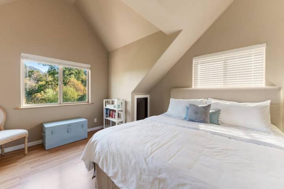 Entire home in Mount Shasta, California 8 guests4 bedrooms4 beds3.5 baths-11