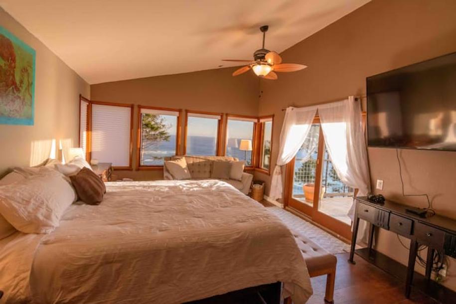 Entire home in Whitethorn, California 8 guests3 bedrooms5 beds2 baths-11