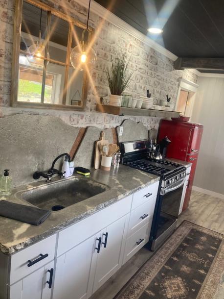 Entire guesthouse in Alturas, California 2 guests1 bedroom1 bath-11