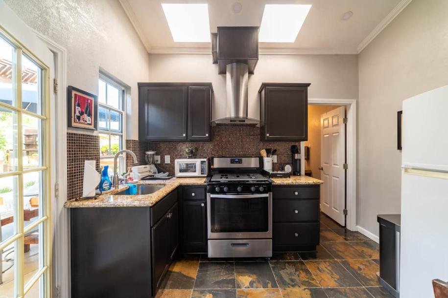 Entire guesthouse in San Diego, California 3 guests1 bedroom2 beds1 bath-11