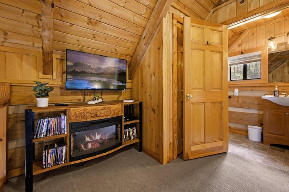 Entire cabin in Sevierville, Tennessee 2 guests1 bedroom1 bed1 bath-2